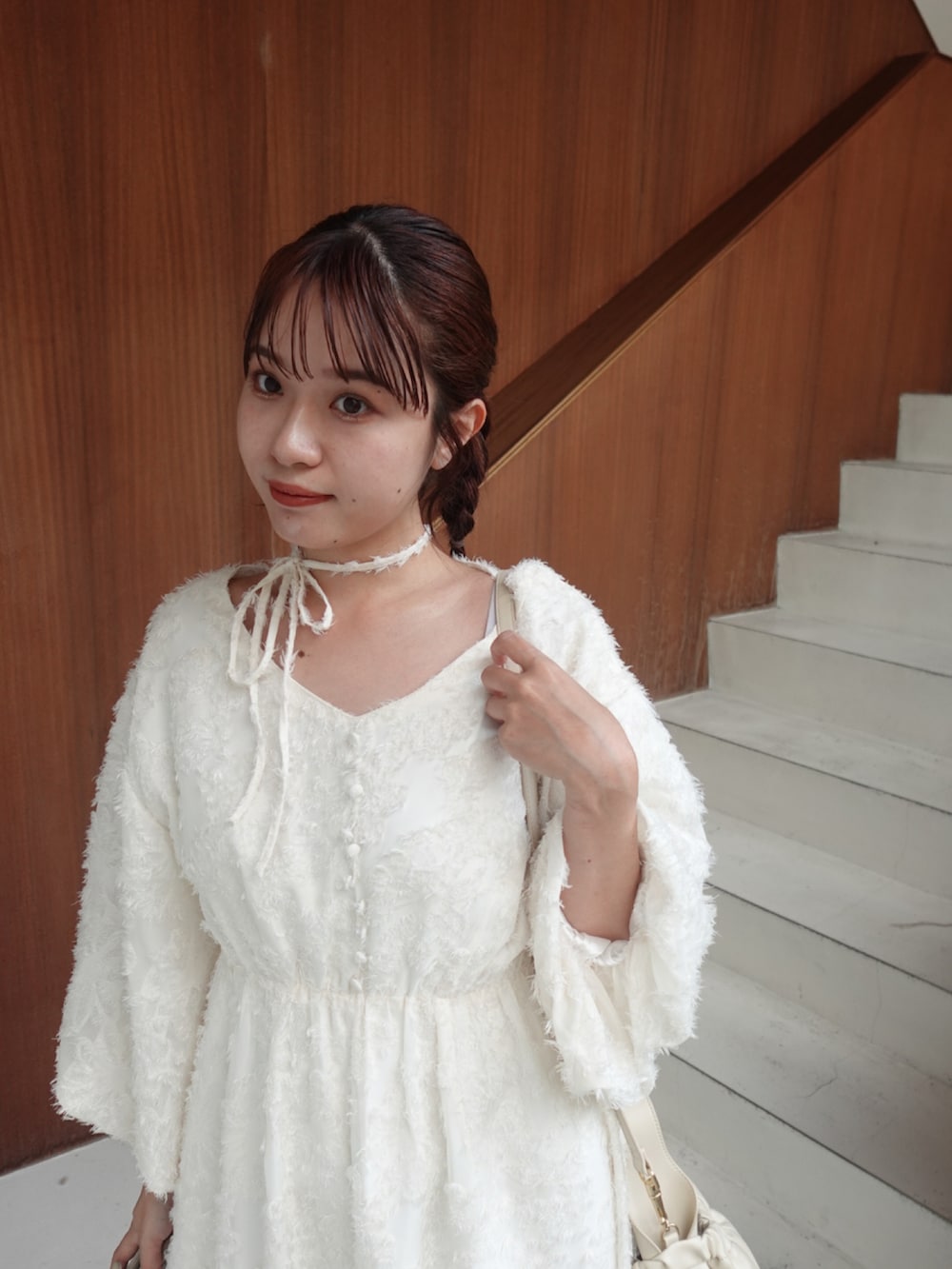 ホワイト系のワンピース、ブラウン系のパンプス、ホワイト系のショルダーバッグを着用したレディースの夏コーディネートの5枚目の写真