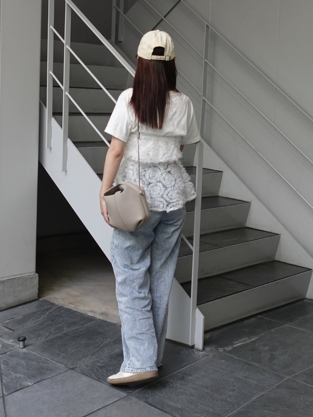 ブルー系のデニムパンツ、ホワイト系のシャツ/ブラウス、ホワイト系のTシャツ/カットソーを着用したレディースの夏コーディネートの3枚目の写真