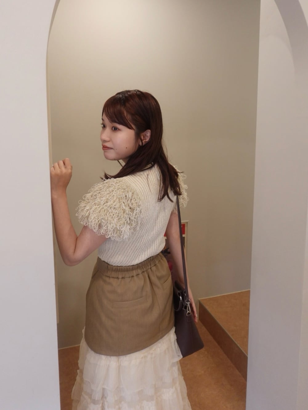 ホワイト系のスカート、ベージュ系のスカート、ホワイト系のニット/セーターを着用したレディースの夏コーディネートの5枚目の写真