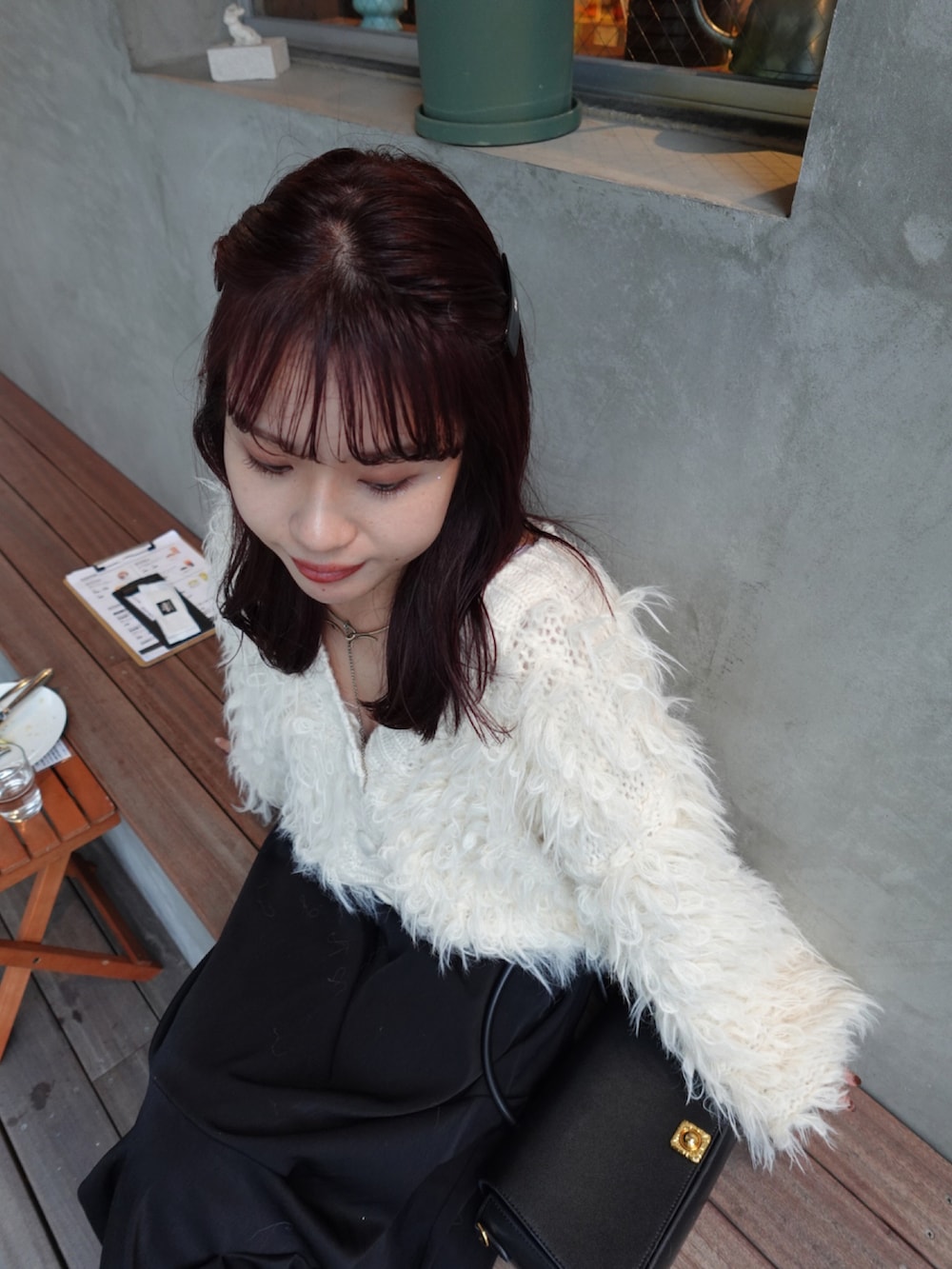 ホワイト系のカーディガン/ボレロ、ブラック系のローファー、ブラック系のスカートを着用したレディースの秋コーディネートの5枚目の写真