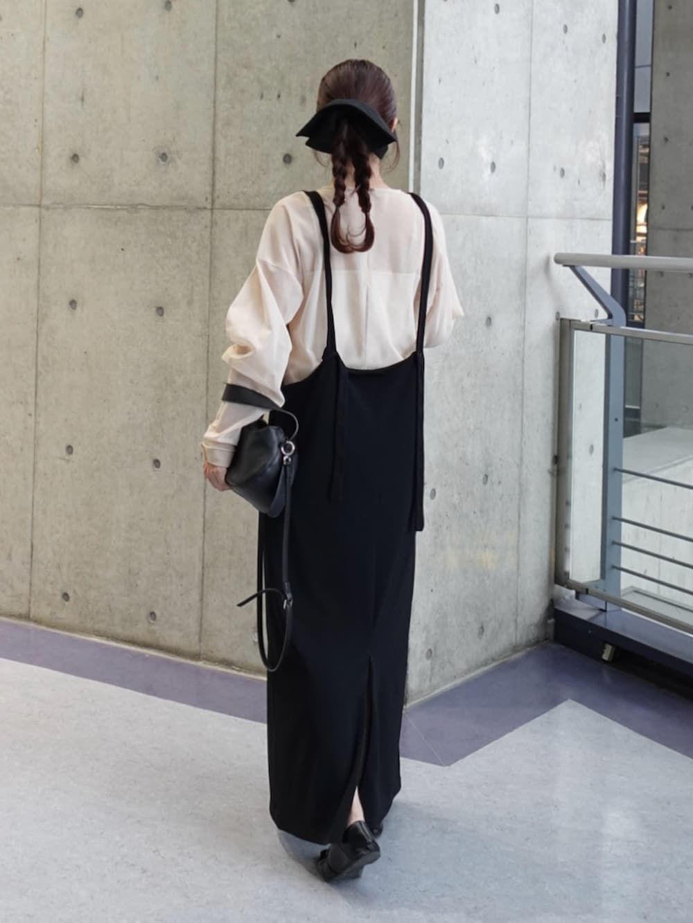 ベージュ系のシャツ/ブラウス、ブラック系のワンピース、ブラック系のパンプスを着用したレディースの春コーディネートの3枚目の写真