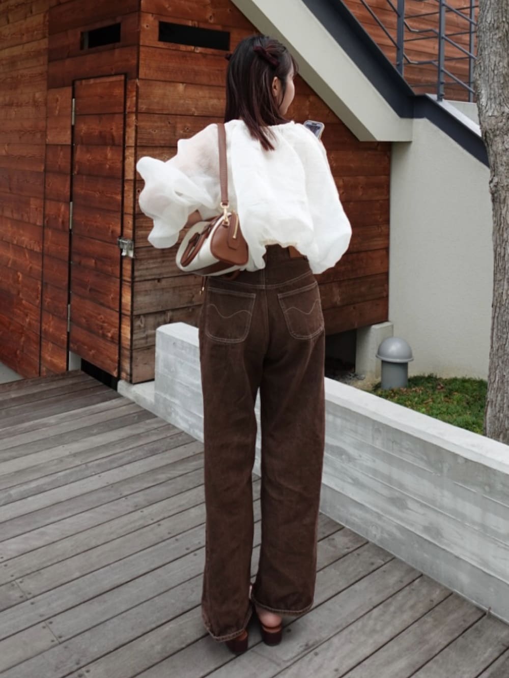 ホワイト系のシャツ/ブラウス、ブラウン系のデニムパンツ、レッド系のサンダルを着用したレディースの夏コーディネートの2枚目の写真