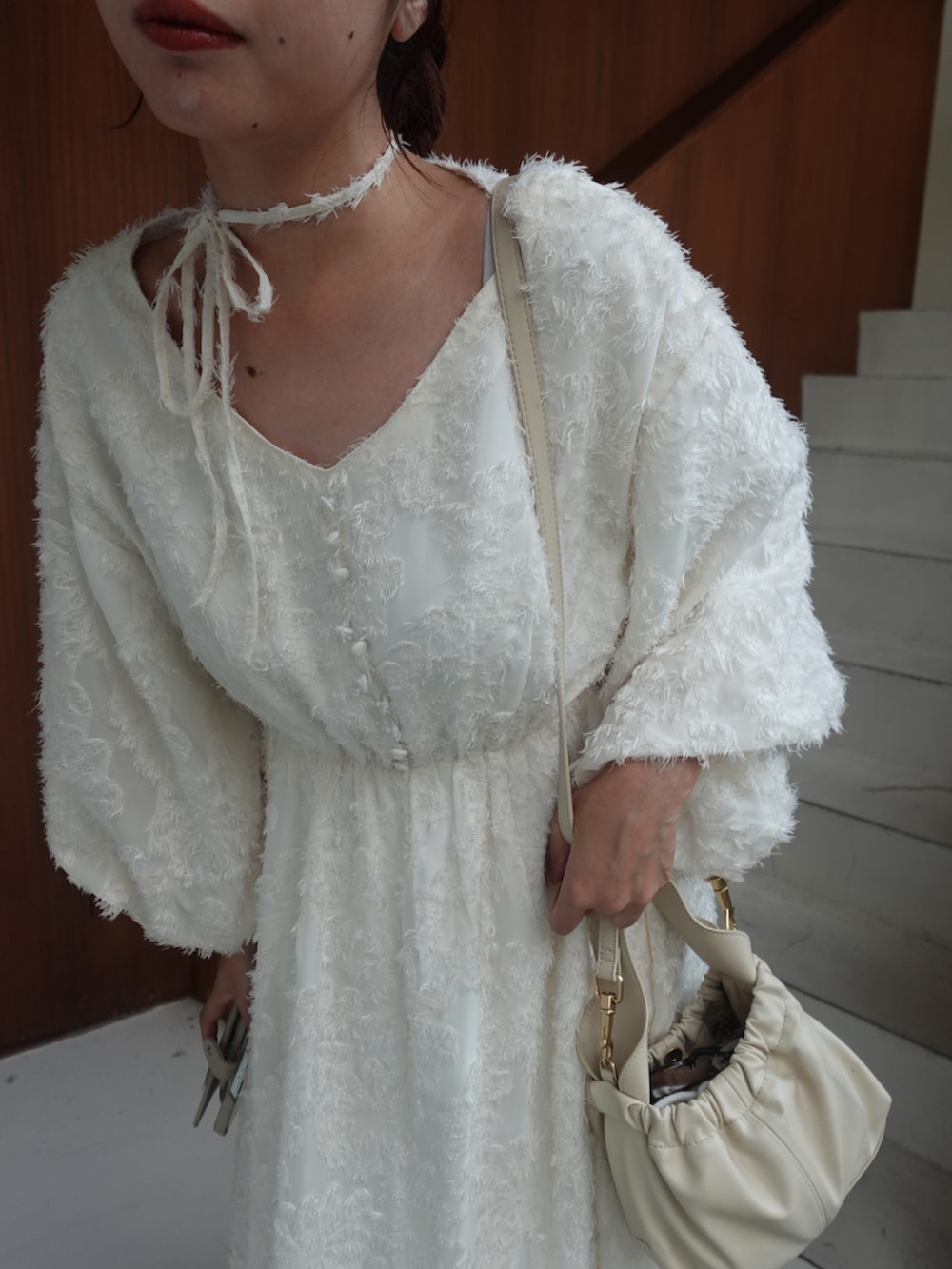 ホワイト系のワンピース、ブラウン系のパンプス、ホワイト系のショルダーバッグを着用したレディースの夏コーディネートの4枚目の写真