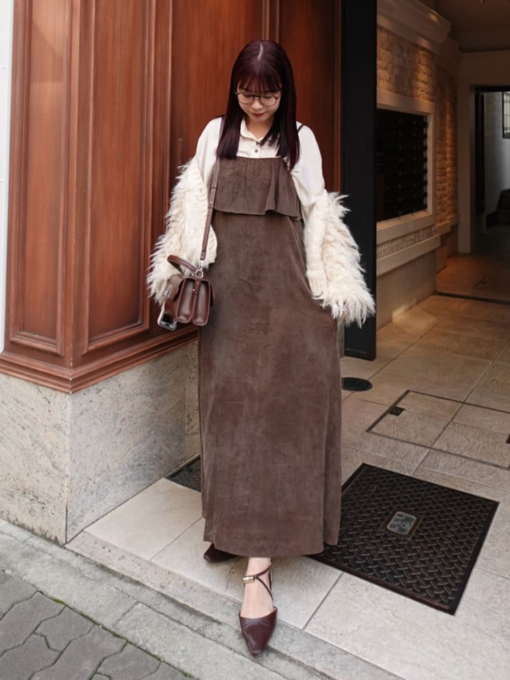 ブラウン系のショルダーバッグ、ブラウン系のパンプス、ブラウン系のワンピースを着用したレディースの秋コーディネートの2枚目の写真