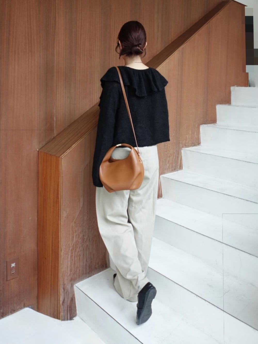 ブラック系のカーディガン/ボレロ、ブラック系のキャミソール、ベージュ系のその他パンツを着用したレディースの秋コーディネートの3枚目の写真