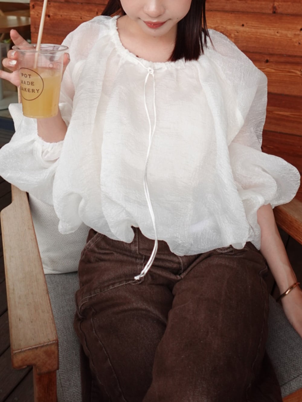 ホワイト系のシャツ/ブラウス、ブラウン系のデニムパンツ、レッド系のサンダルを着用したレディースの夏コーディネートの4枚目の写真