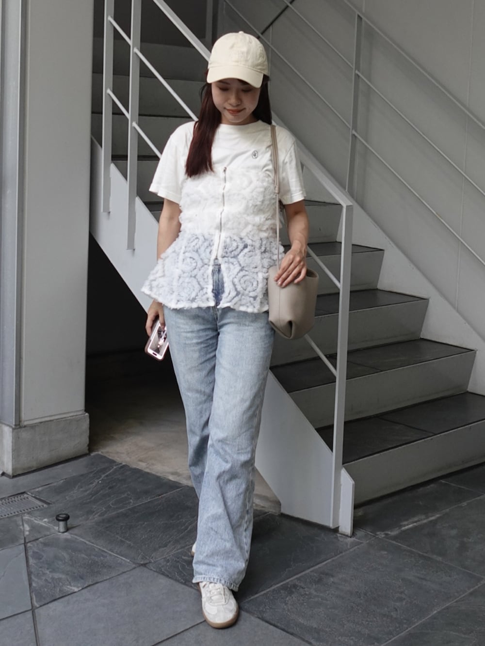 ブルー系のデニムパンツ、ホワイト系のシャツ/ブラウス、ホワイト系のTシャツ/カットソーを着用したレディースの夏コーディネートの2枚目の写真