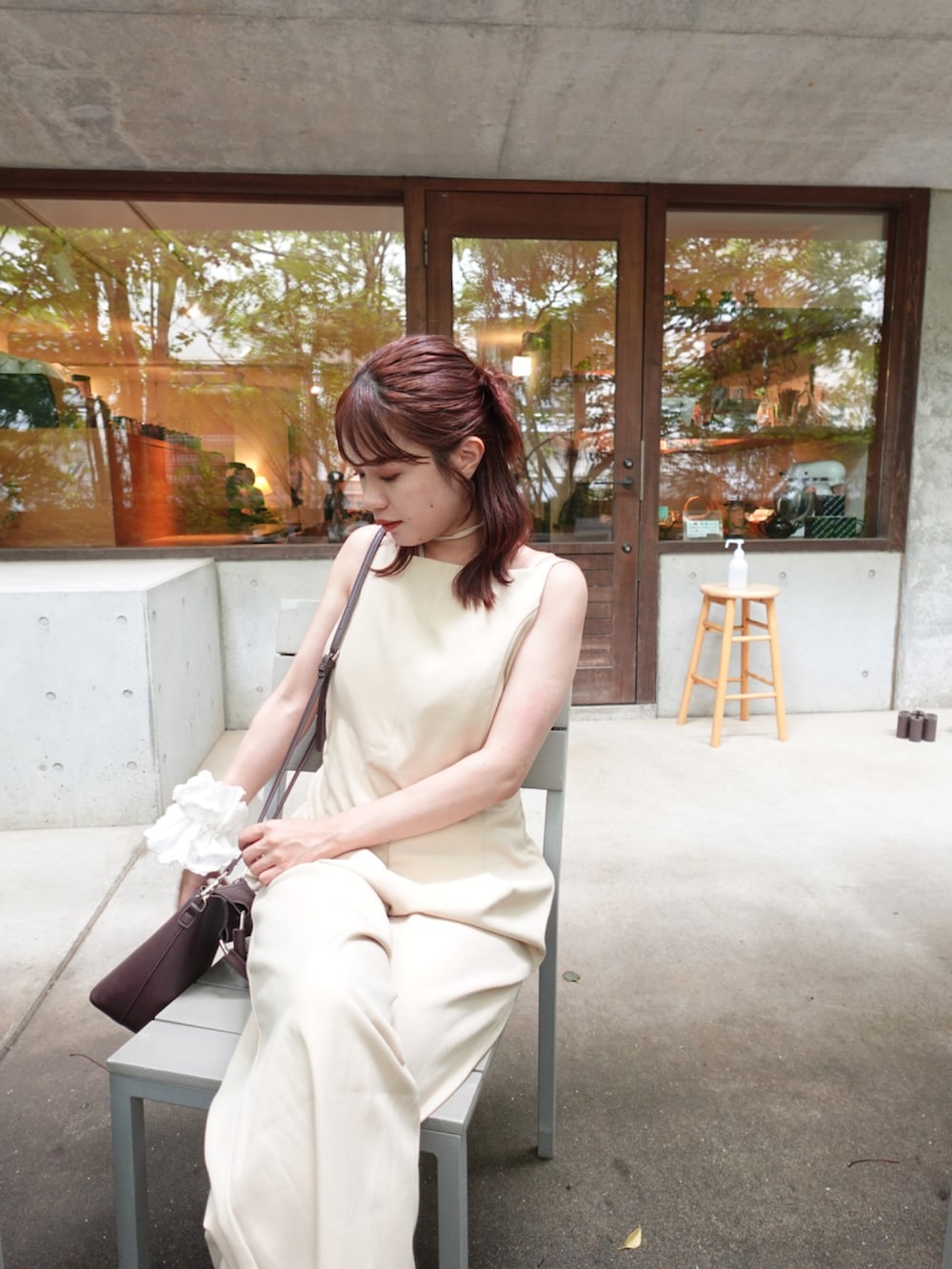 ブラウン系のショルダーバッグ、レッド系のサンダル、ベージュ系のサロペット/オーバーオールを着用したレディースの夏コーディネートの3枚目の写真