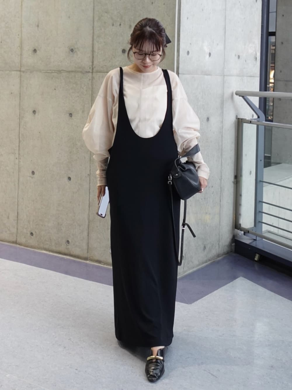 ベージュ系のシャツ/ブラウス、ブラック系のワンピース、ブラック系のパンプスを着用したレディースの春コーディネートの2枚目の写真