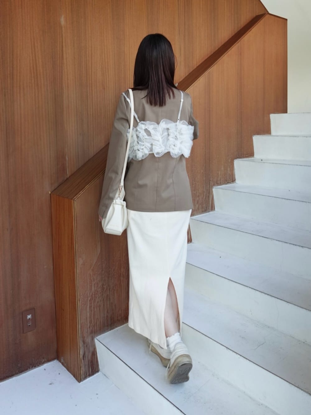 ブラウン系のノーカラージャケット、ホワイト系のキャミソール、ホワイト系のワンピースを着用したレディースの春コーディネートの3枚目の写真