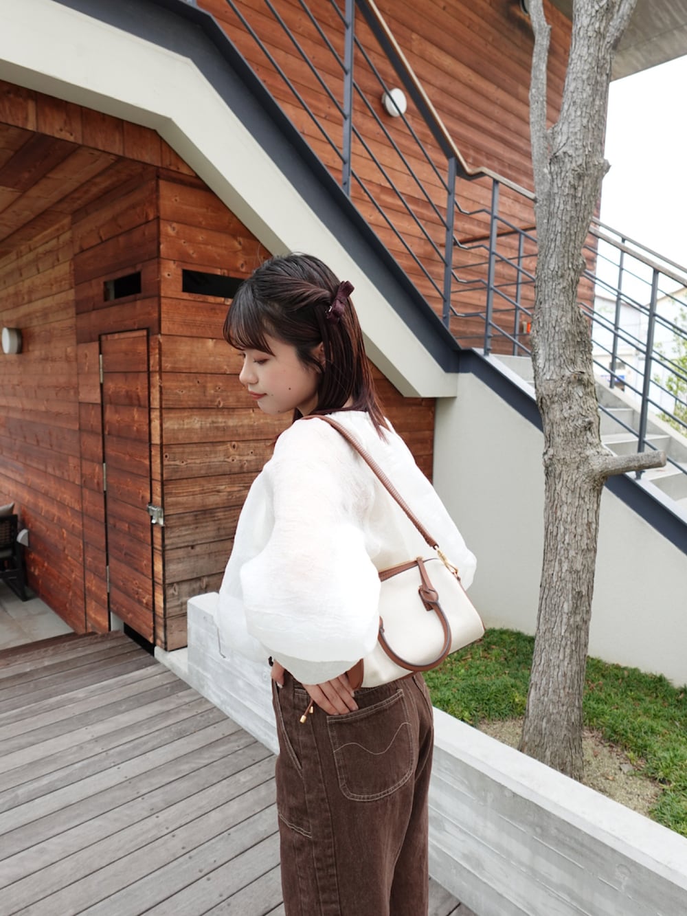 ホワイト系のシャツ/ブラウス、ブラウン系のデニムパンツ、レッド系のサンダルを着用したレディースの夏コーディネートの3枚目の写真