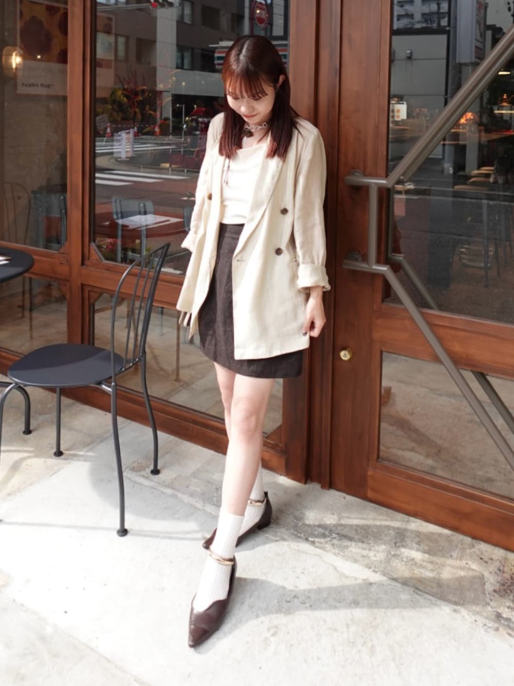 ホワイト系のチューブトップ、ブラウン系のスカート、ベージュ系のシャツ/ブラウスを着用したレディースの秋コーディネートの2枚目の写真