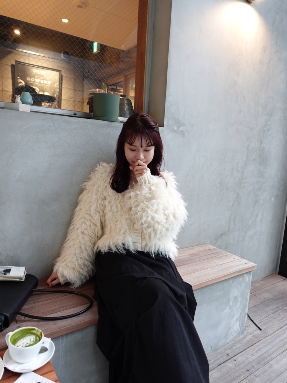 ホワイト系のカーディガン/ボレロ、ブラック系のローファー、ブラック系のスカートを着用したレディースの秋コーディネートの4枚目の写真