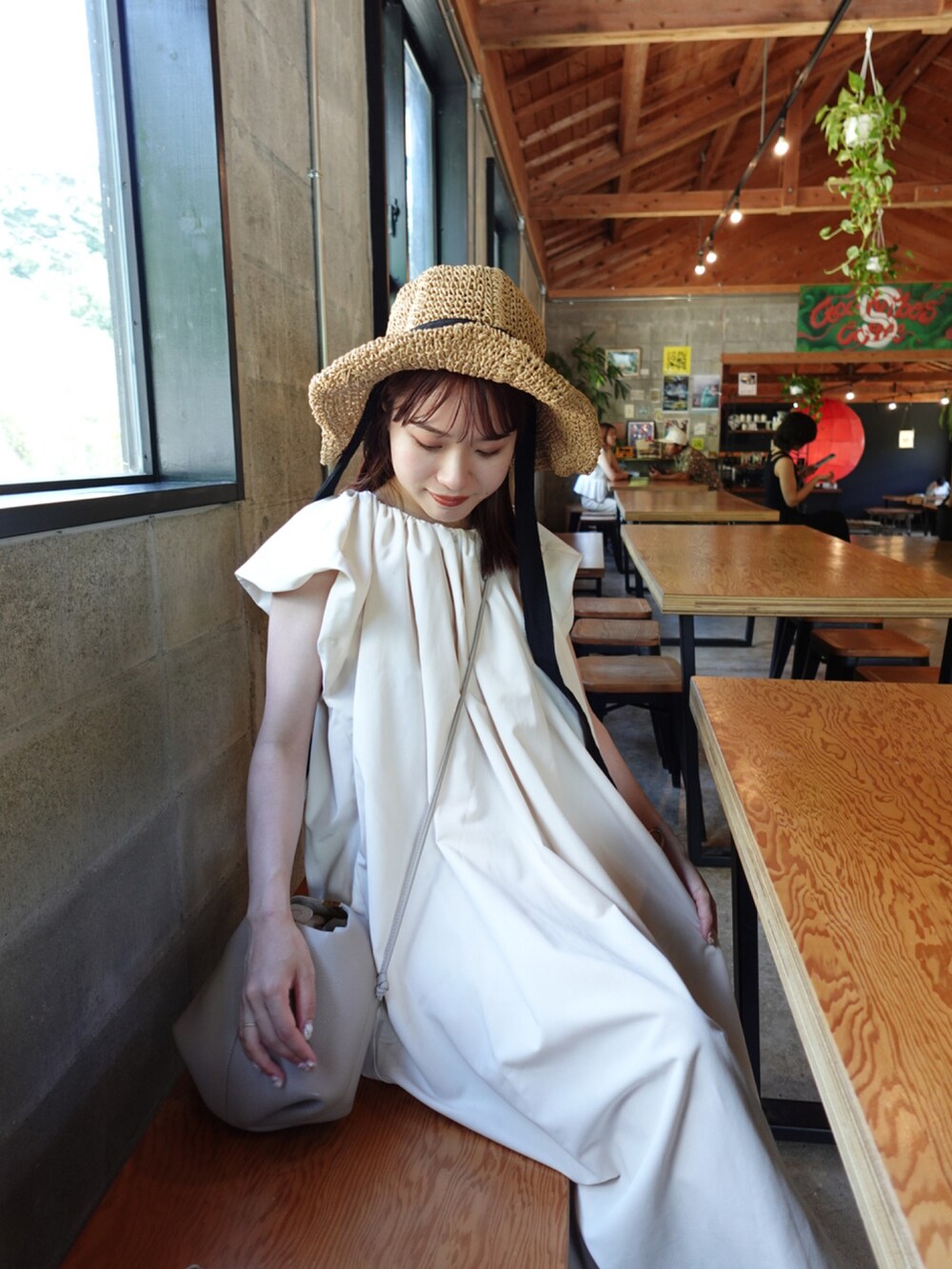 ホワイト系のワンピース、レッド系のサンダル、ベージュ系のショルダーバッグを着用したレディースの夏コーディネートの4枚目の写真