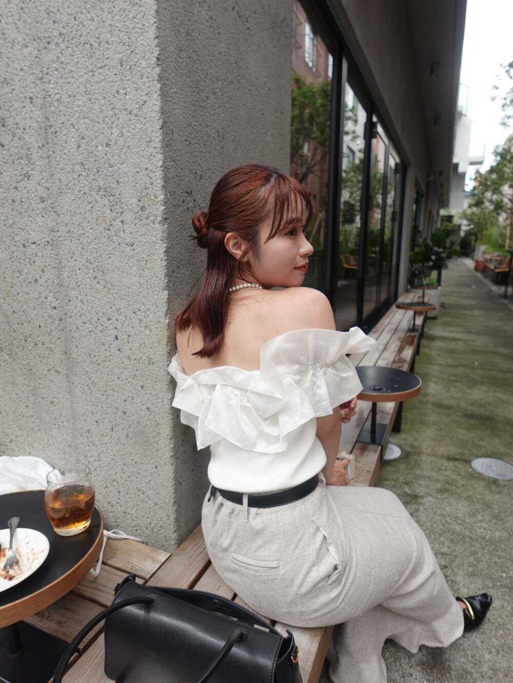 ベージュ系のスカート、ブラック系のパンプス、ホワイト系のニット/セーターを着用したレディースの夏コーディネートの5枚目の写真