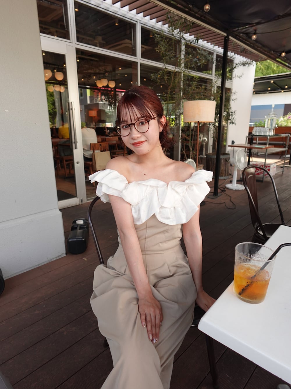 グレー系のトートバッグ、ブラウン系のパンプス、ホワイト系のニット/セーターを着用したレディースの夏コーディネートの3枚目の写真