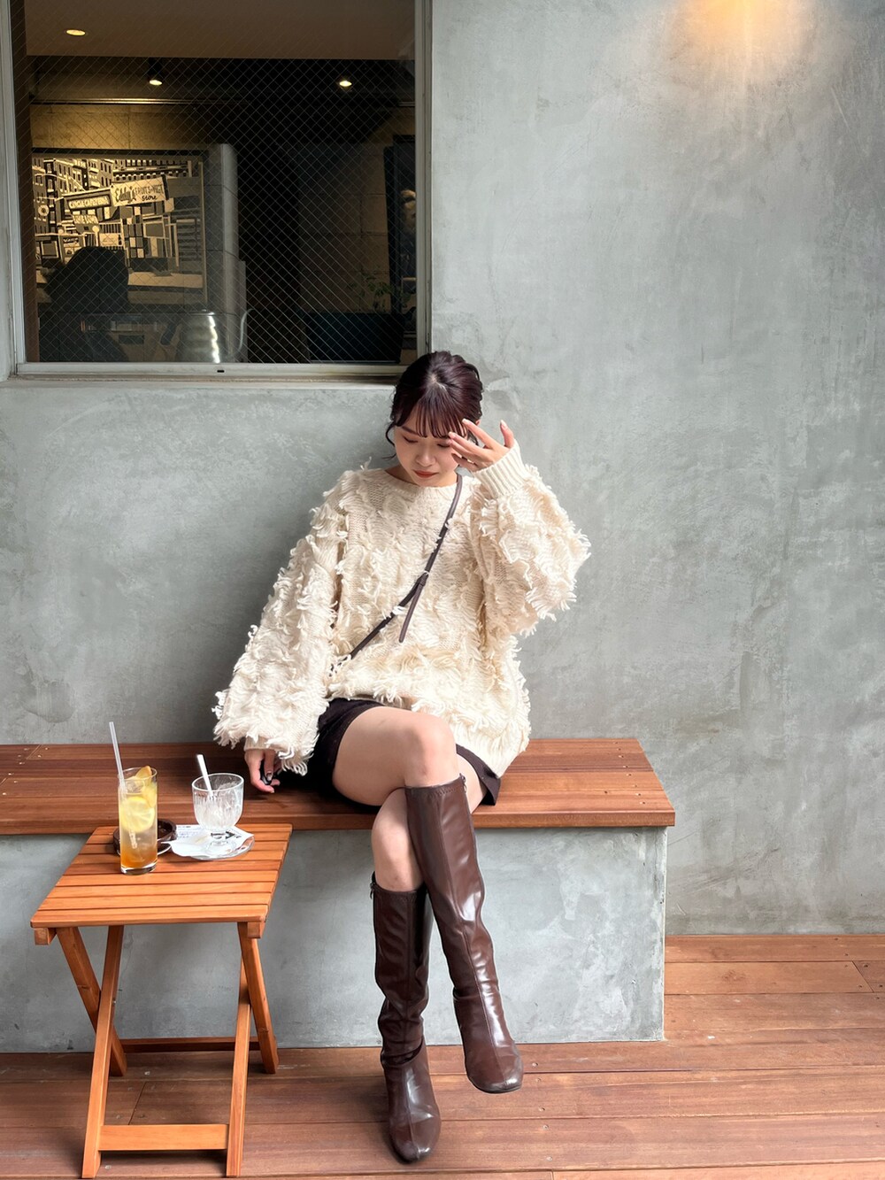 ホワイト系のニット/セーター、ブラウン系のその他パンツ、ブラウン系のブーツを着用したレディースの秋コーディネートの4枚目の写真