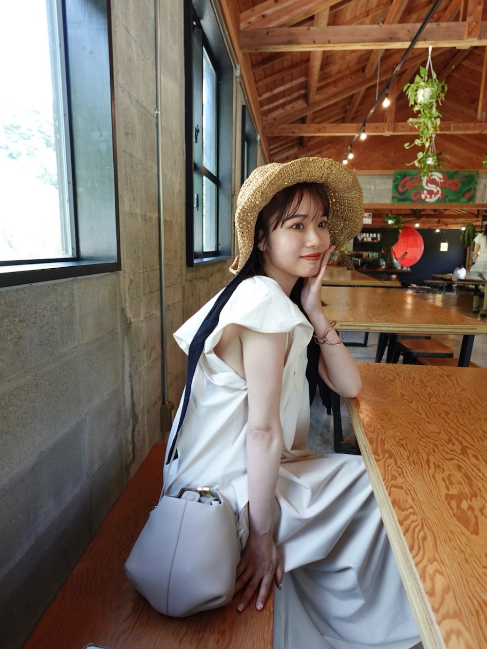 ホワイト系のワンピース、レッド系のサンダル、ベージュ系のショルダーバッグを着用したレディースの夏コーディネートの3枚目の写真