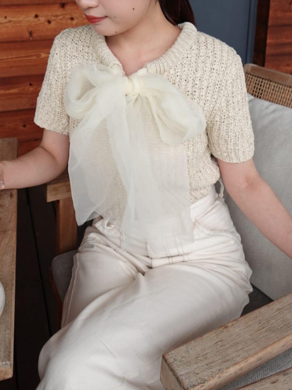 ホワイト系のデニムパンツ、グレー系のトートバッグ、レッド系のサンダルを着用したレディースの夏コーディネートの5枚目の写真