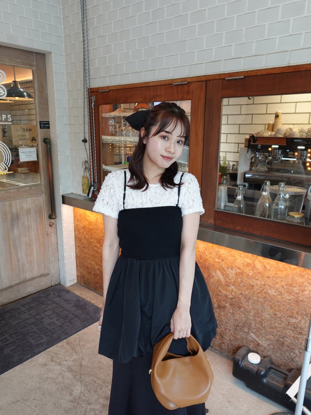 ホワイト系のシャツ/ブラウス、ブラック系のスカート、ブラック系のワンピースを着用したレディースの夏コーディネートの4枚目の写真
