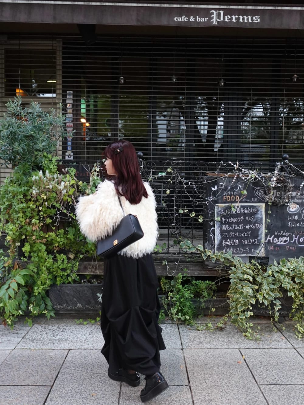 ホワイト系のカーディガン/ボレロ、ブラック系のローファー、ブラック系のスカートを着用したレディースの秋コーディネートの3枚目の写真