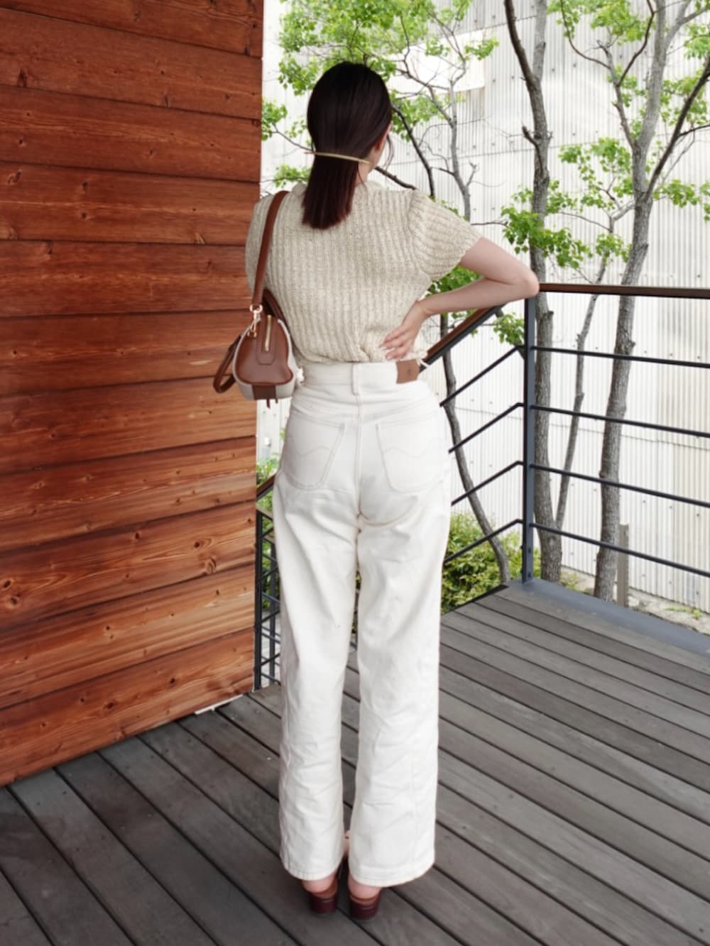 ホワイト系のデニムパンツ、グレー系のトートバッグ、レッド系のサンダルを着用したレディースの夏コーディネートの2枚目の写真