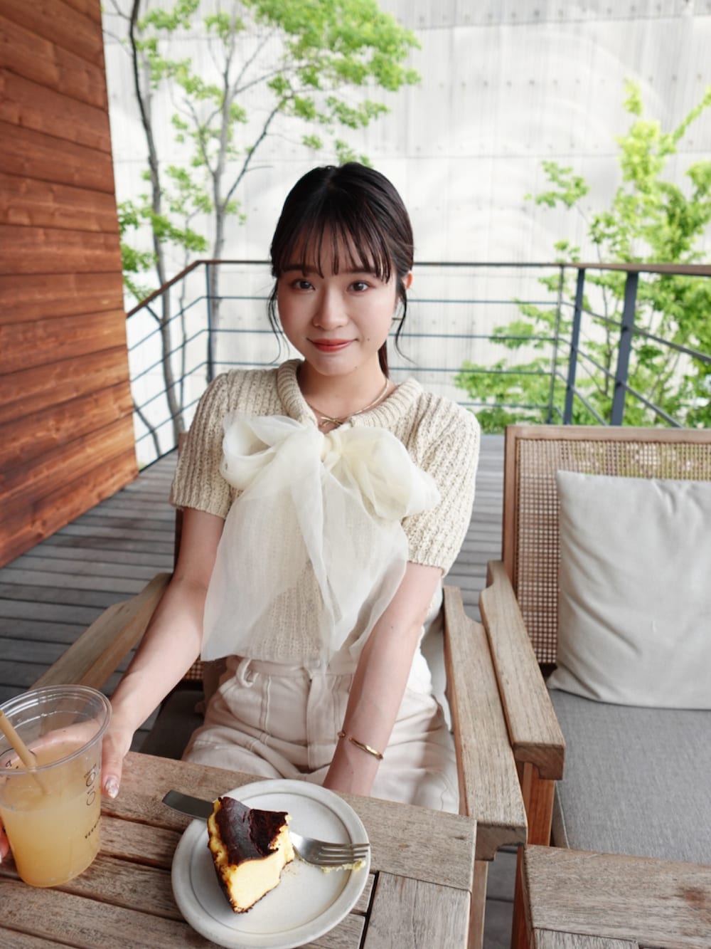 ホワイト系のデニムパンツ、グレー系のトートバッグ、レッド系のサンダルを着用したレディースの夏コーディネートの3枚目の写真