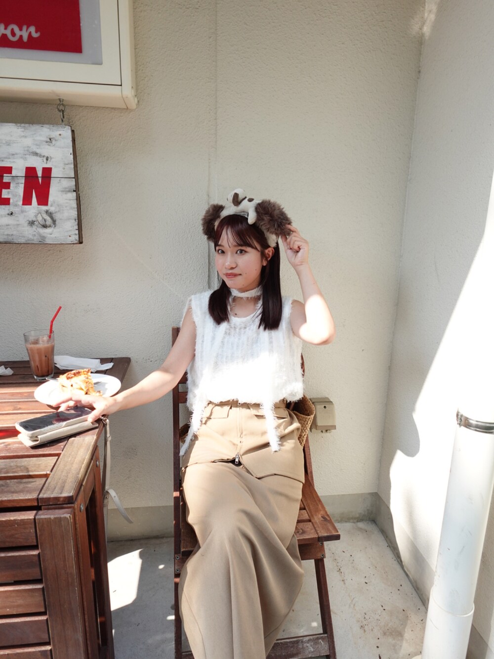 ベージュ系のスカート、ホワイト系のシャツ/ブラウス、ブラウン系のトートバッグを着用したレディースの夏コーディネートの3枚目の写真