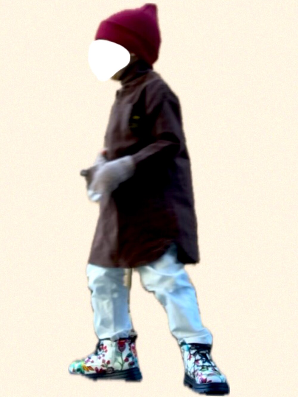 ホワイト系のブーツ、ブラウン系のトップス、ホワイト系のパンツを着用したキッズの冬コーディネートの2枚目の写真