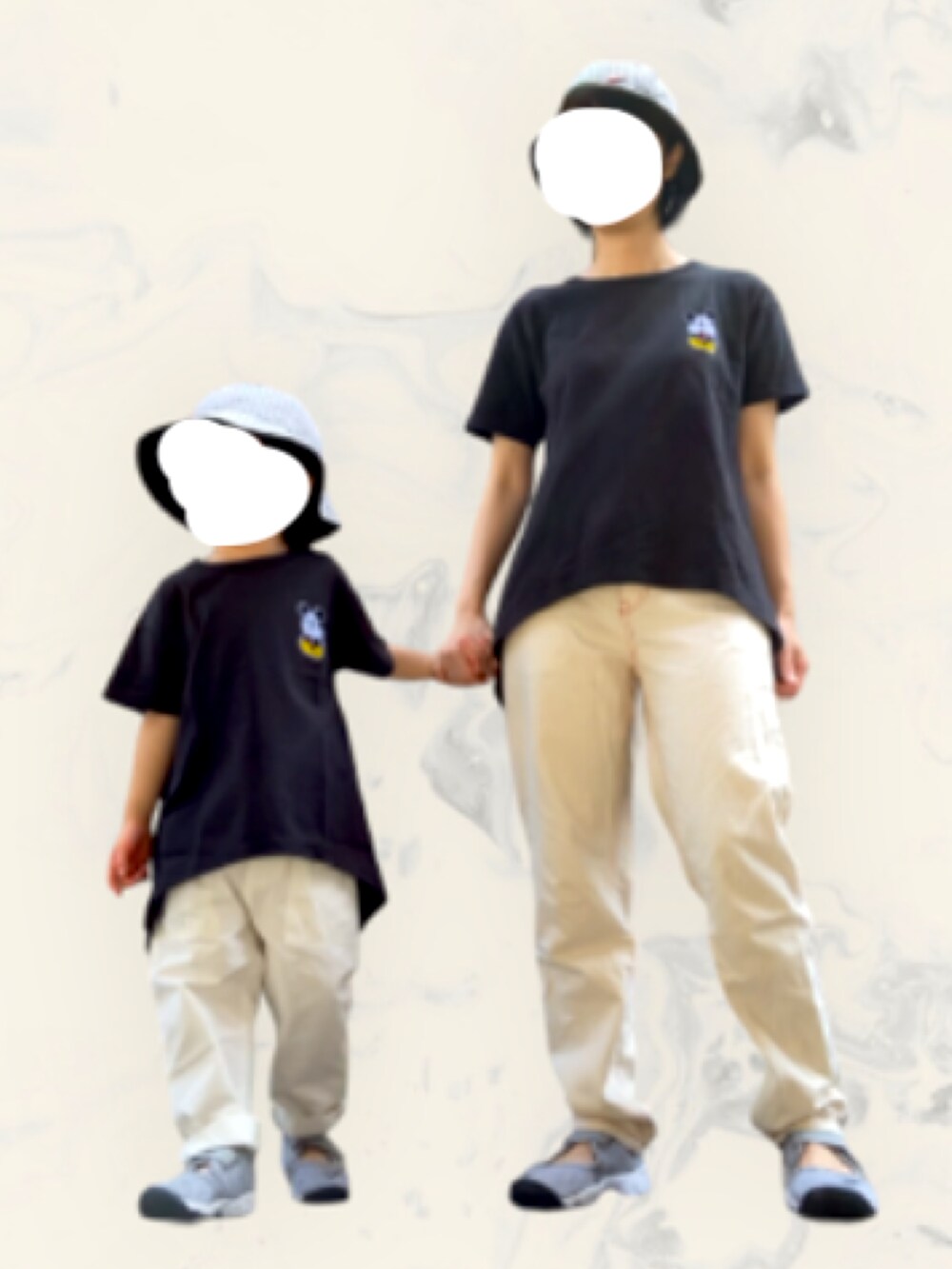 グレー系のサンダル、グレー系のサンダル、ホワイト系のパンツを着用したキッズの夏コーディネートの2枚目の写真