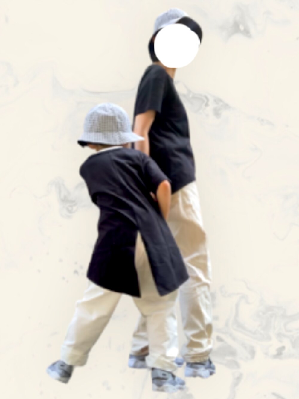 グレー系のサンダル、グレー系のサンダル、ホワイト系のパンツを着用したキッズの夏コーディネートの3枚目の写真