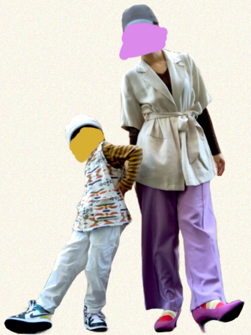 ブラック系のスニーカー、ピンク系のパンプス、パープル系のその他パンツを着用したキッズの秋コーディネートの2枚目の写真