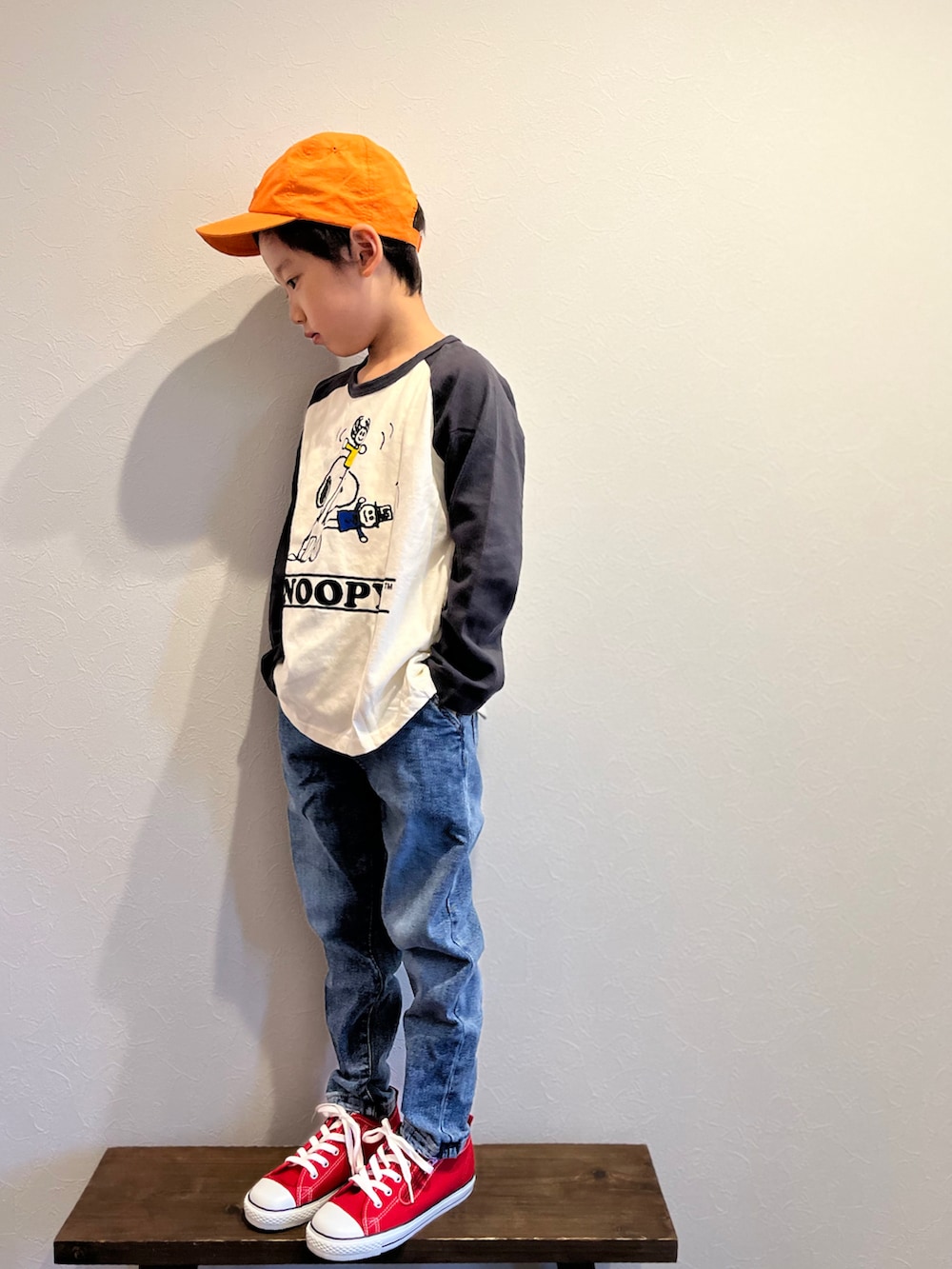 グレー系のTシャツ/カットソー、ブルー系のデニムパンツ、レッド系のスニーカーを着用したキッズの秋コーディネートの2枚目の写真