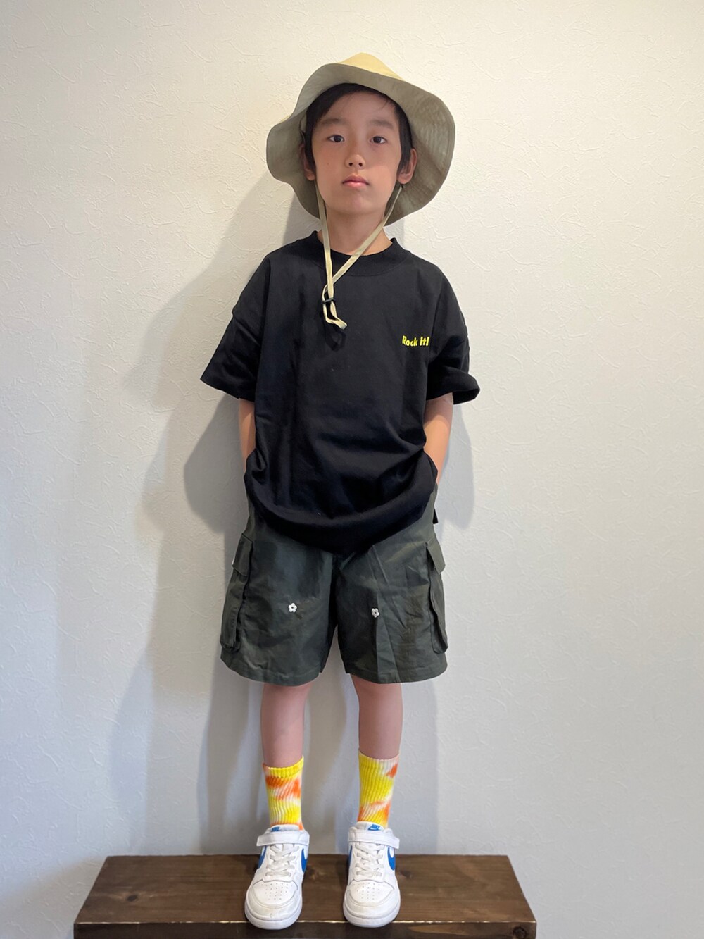 ブラック系のTシャツ/カットソー、グリーン系のカーゴパンツ、ホワイト系のスニーカーを着用したキッズの夏コーディネートの3枚目の写真