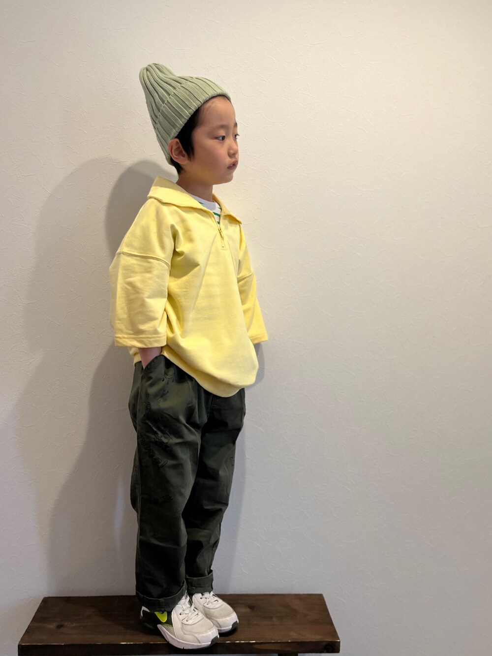 イエロー系のTシャツ/カットソー、グリーン系のTシャツ/カットソー、グリーン系のその他パンツを着用したキッズの春コーディネートの2枚目の写真