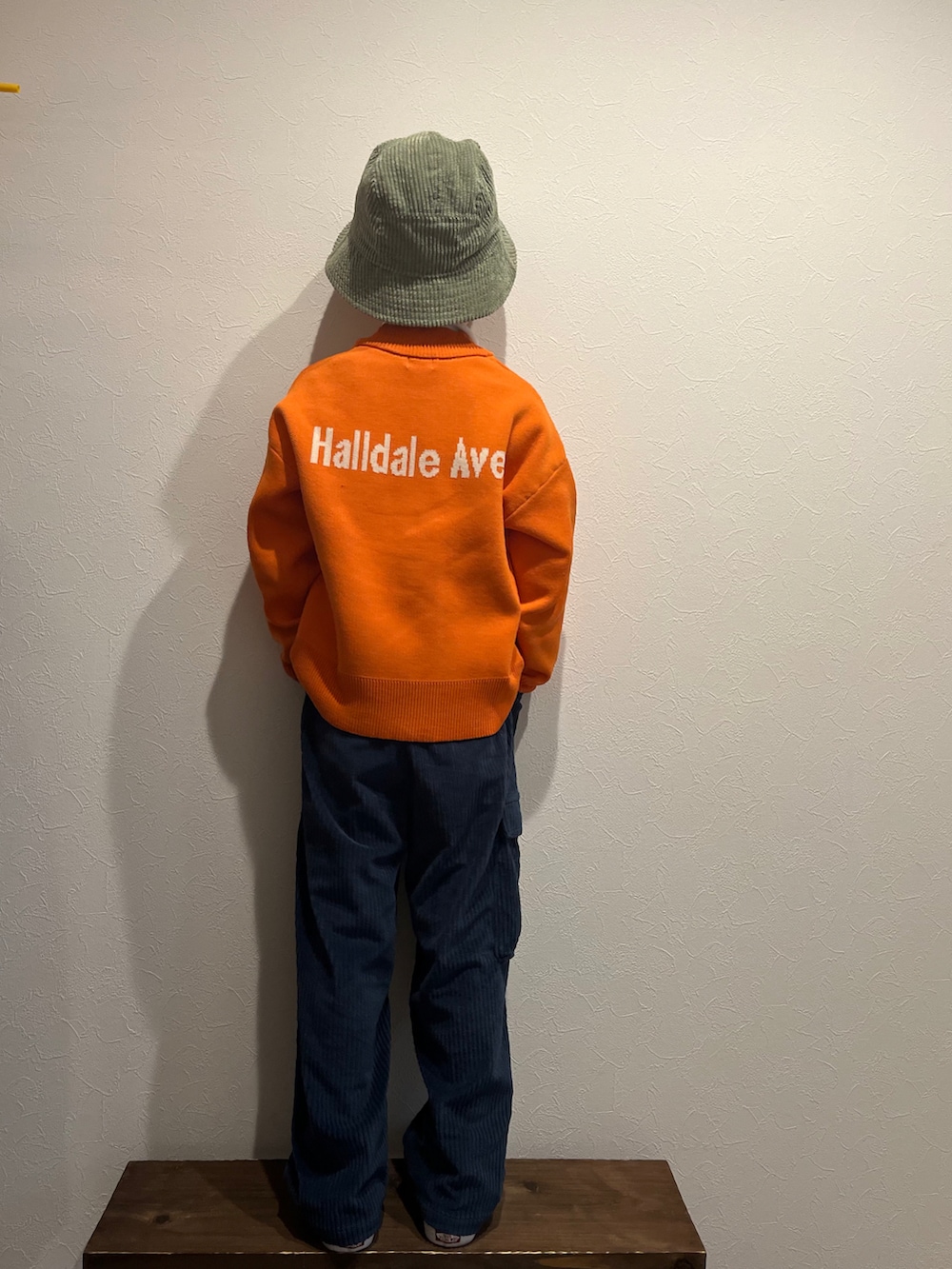 オレンジ系のカーディガン/ボレロ、ホワイト系のTシャツ/カットソー、ブルー系のカーゴパンツを着用したキッズの春コーディネートの3枚目の写真