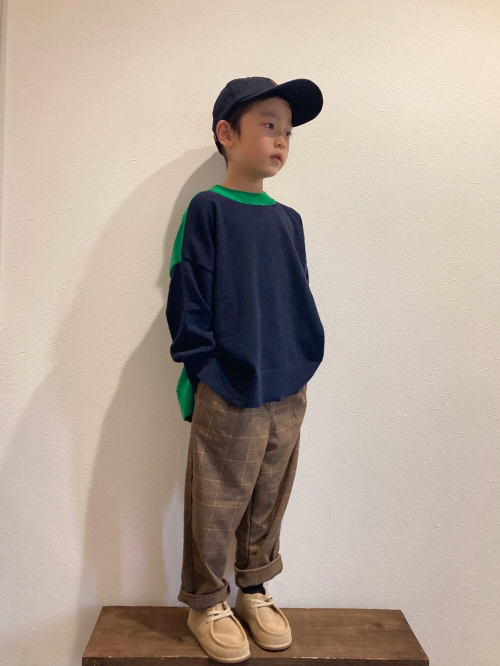 ブルー系のニット/セーター、ベージュ系のパンツ、ベージュ系のブーツを着用したキッズの秋コーディネートの2枚目の写真