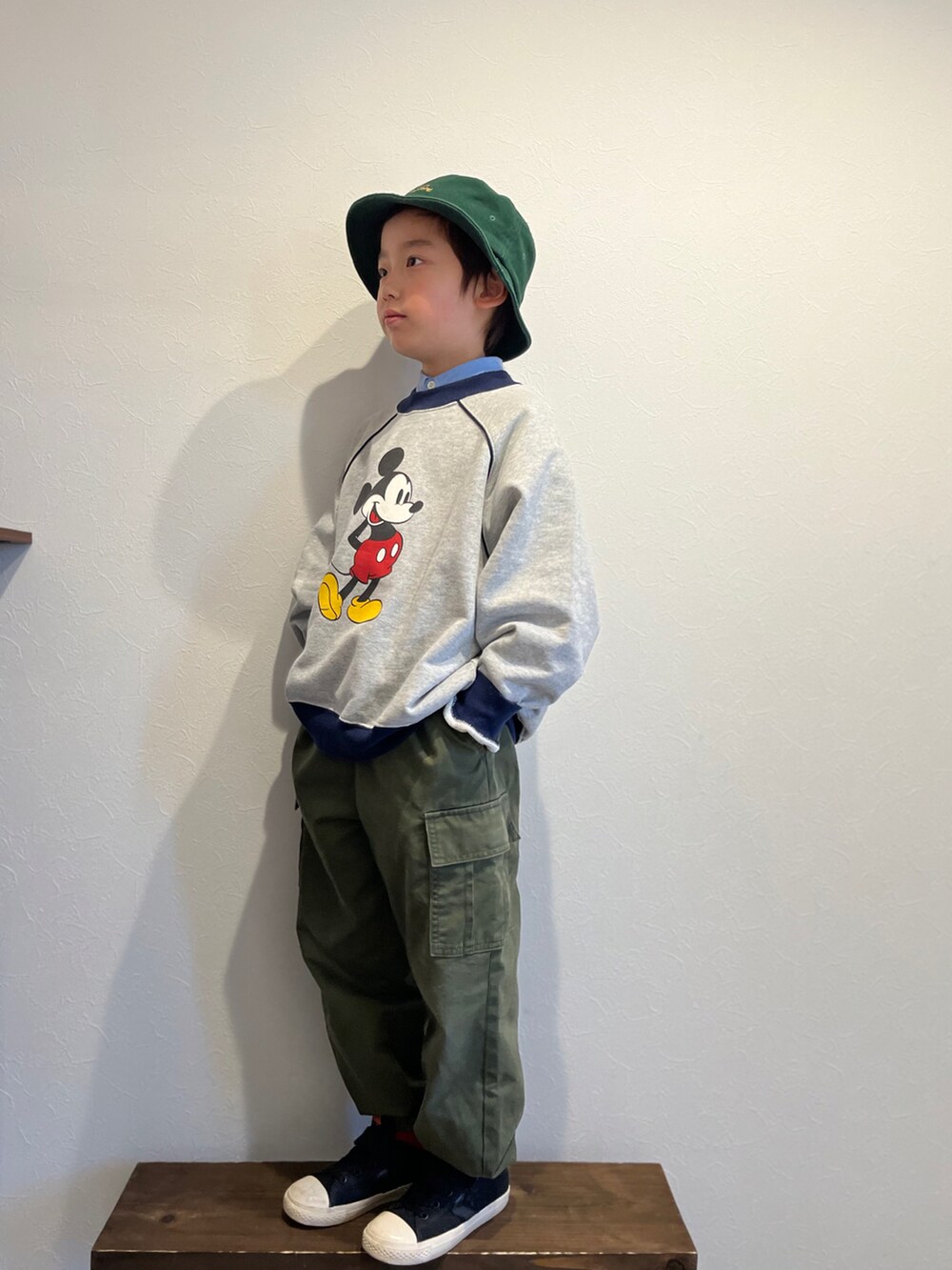 「おとこのこ、シンプルコーデ、カジュアルコーデ、春コーデ、レイヤードスタイル、シャツスタイル、カーゴパンツ、バケットハット、スニーカー、コンバース、お出かけコーデ、休日スタイル」｜「LOWRYS FARMのＭｉｃｋｅｙラグランウラケ　 981325（スウェット、グレー系）」を使った、tiinさん（キッズ・125cm）の春コーディネートの2枚目の写真