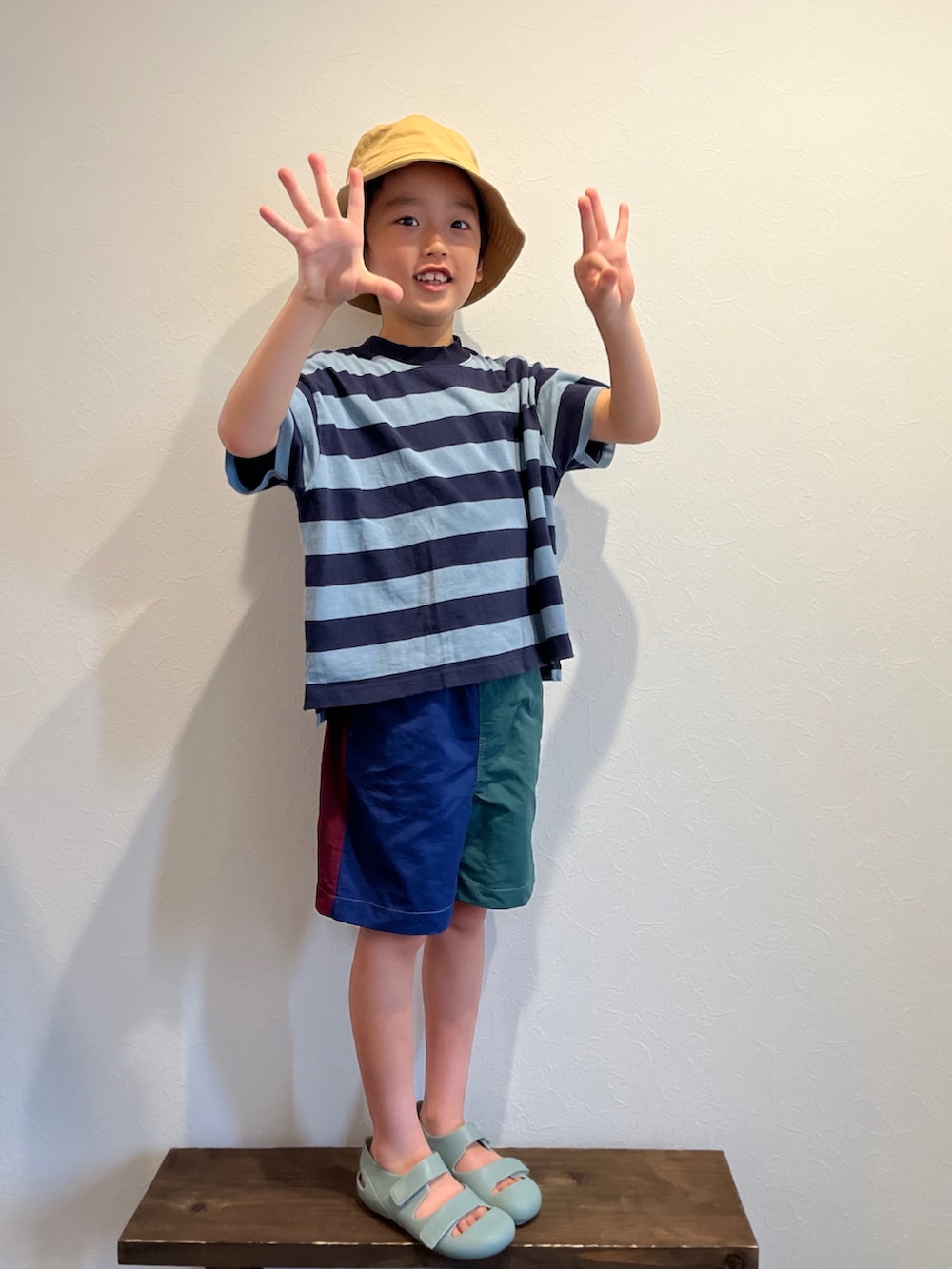 ブルー系のTシャツ/カットソー、ブルー系のその他パンツ、グリーン系のサンダルを着用したキッズの夏コーディネートの4枚目の写真