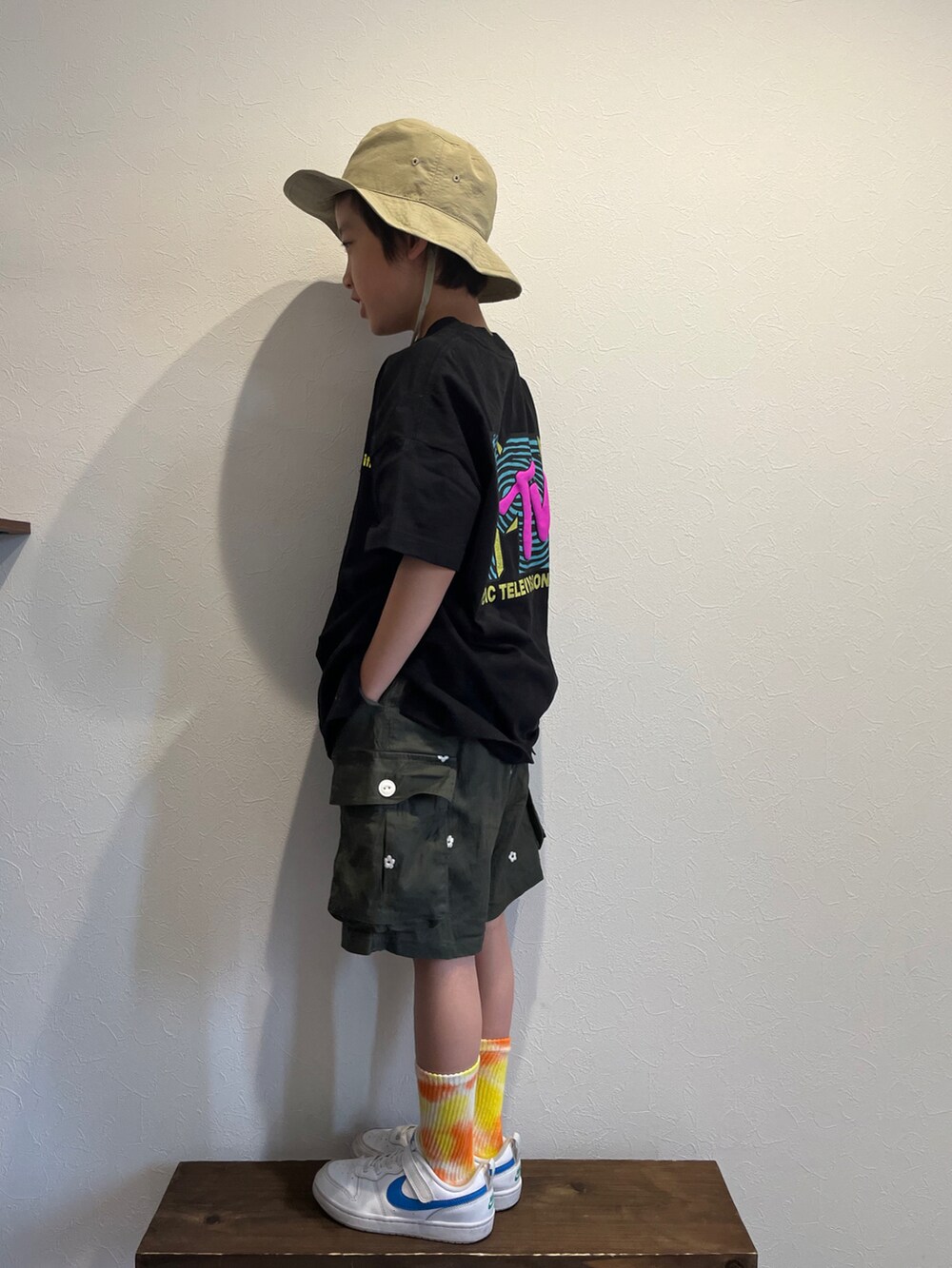 ブラック系のTシャツ/カットソー、グリーン系のカーゴパンツ、ホワイト系のスニーカーを着用したキッズの夏コーディネートの2枚目の写真