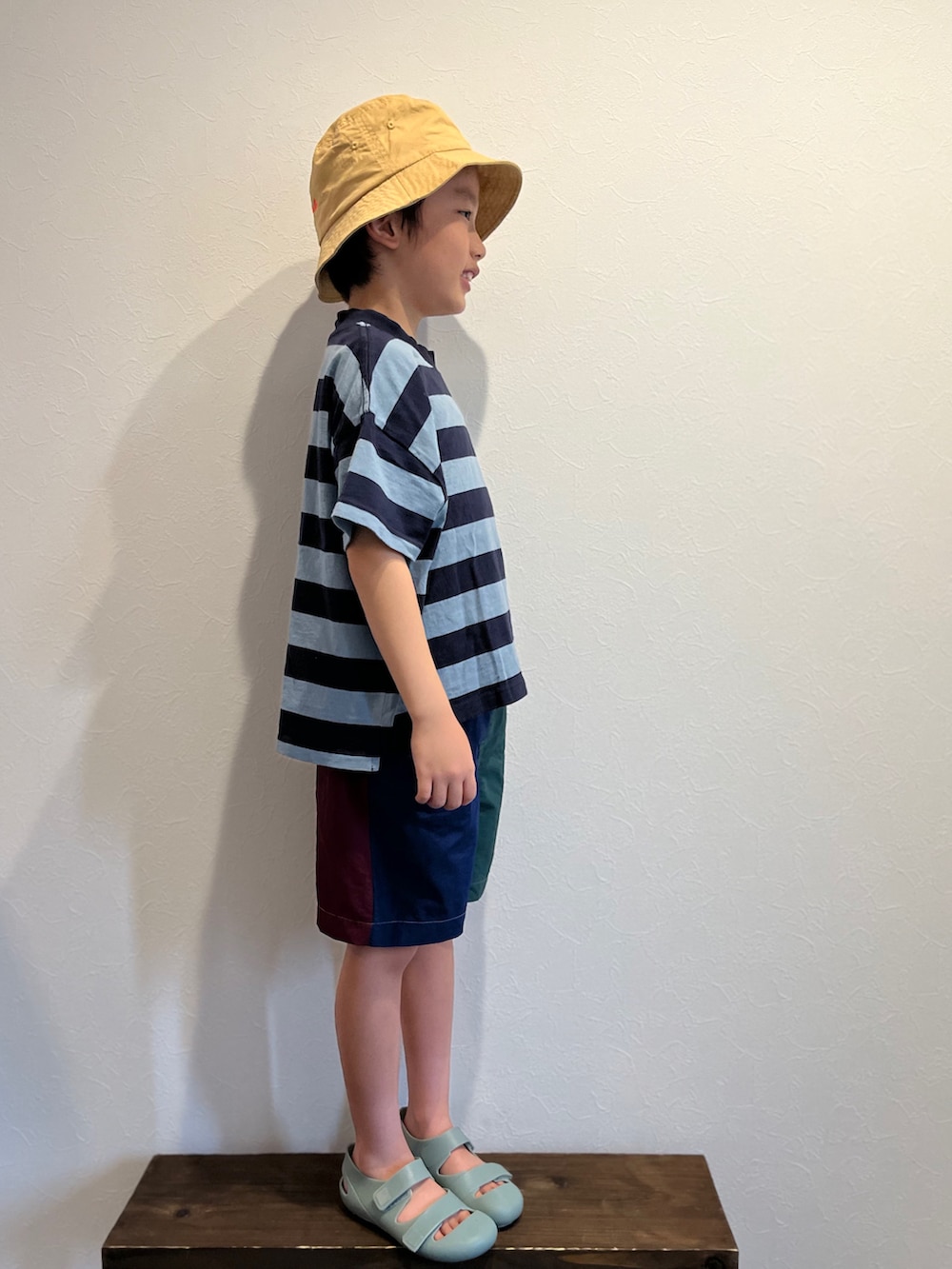 ブルー系のTシャツ/カットソー、ブルー系のその他パンツ、グリーン系のサンダルを着用したキッズの夏コーディネートの3枚目の写真