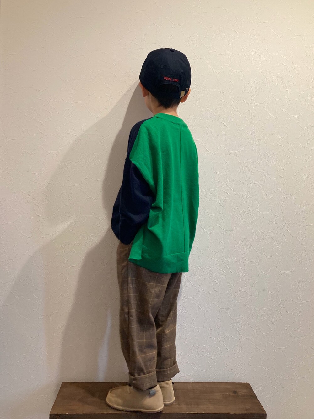 ブルー系のニット/セーター、ベージュ系のパンツ、ベージュ系のブーツを着用したキッズの秋コーディネートの3枚目の写真