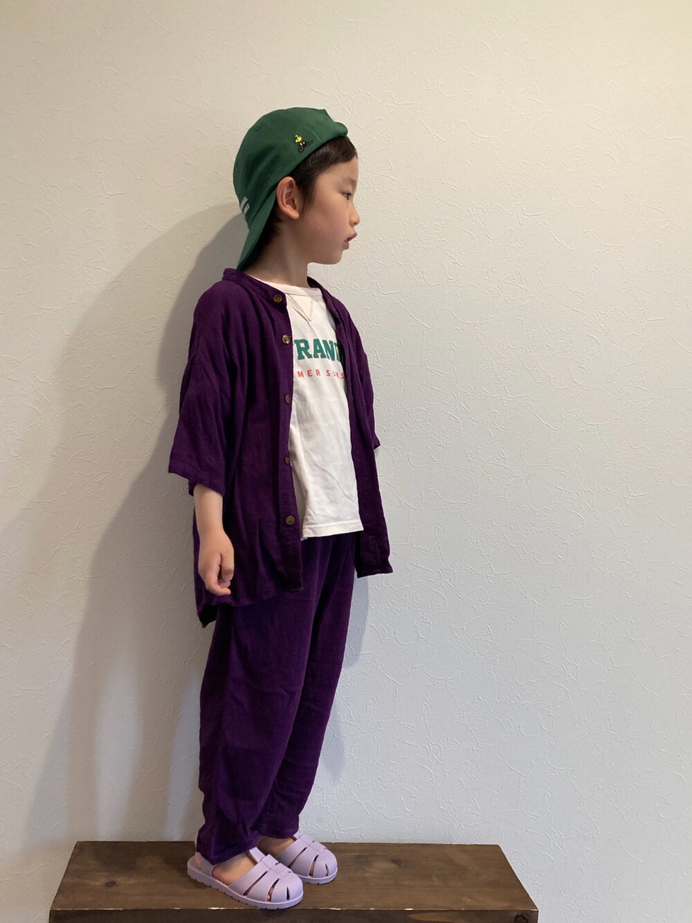 ホワイト系のTシャツ/カットソー、パープル系のシャツ/ブラウス、パープル系のその他パンツを着用したキッズの春コーディネートの2枚目の写真