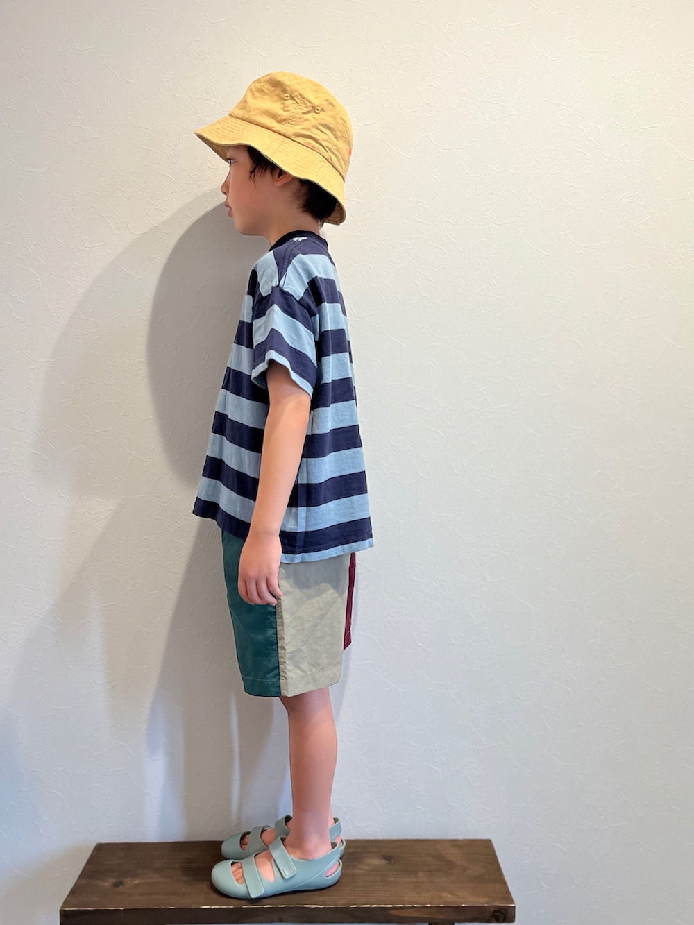 ブルー系のTシャツ/カットソー、ブルー系のその他パンツ、グリーン系のサンダルを着用したキッズの夏コーディネートの2枚目の写真