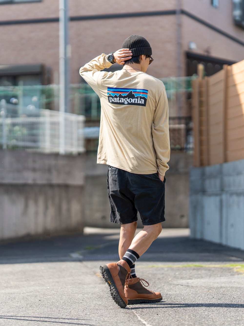 その他のTシャツ/カットソー、ブラック系のその他パンツ、グリーン系のトートバッグを着用したメンズの秋コーディネートの3枚目の写真