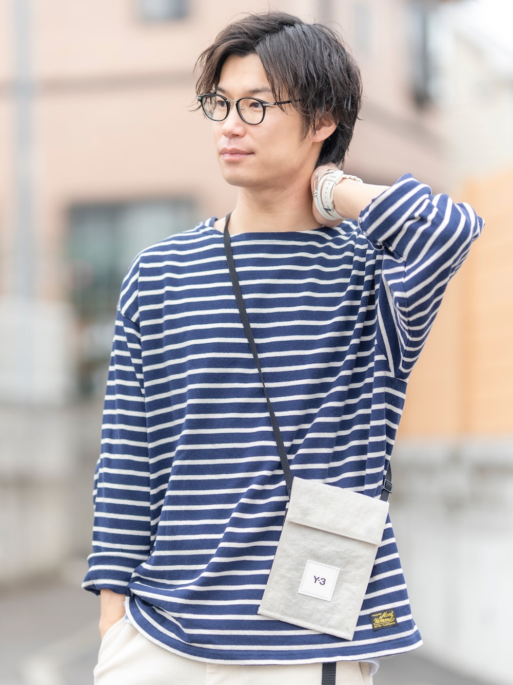 ブルー系のTシャツ/カットソー、ホワイト系のデニムパンツ、ブルー系のスニーカーを着用したメンズの春コーディネートの2枚目の写真