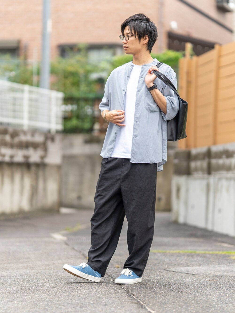 「メガネ男子、シンプルコーデ、カジュアル、キレイめ、オーバーサイズ、きれいめカジュアル、ブルー、オトナカジュアル、トートバッグ、バンドカラーシャツ、シルバーアクセサリー、シャツコーデ、めがね、シンプルスタイル、白Tシャツ」|「BEAUTY&YOUTH UNITED ARROWSのハイブリッド ワシ バンドカラー フォルム シャツ(シャツ/ブラウス、グレー系)」を使った、Ryu--taさん(メンズ・183cm)の夏コーディネートの2枚目の写真