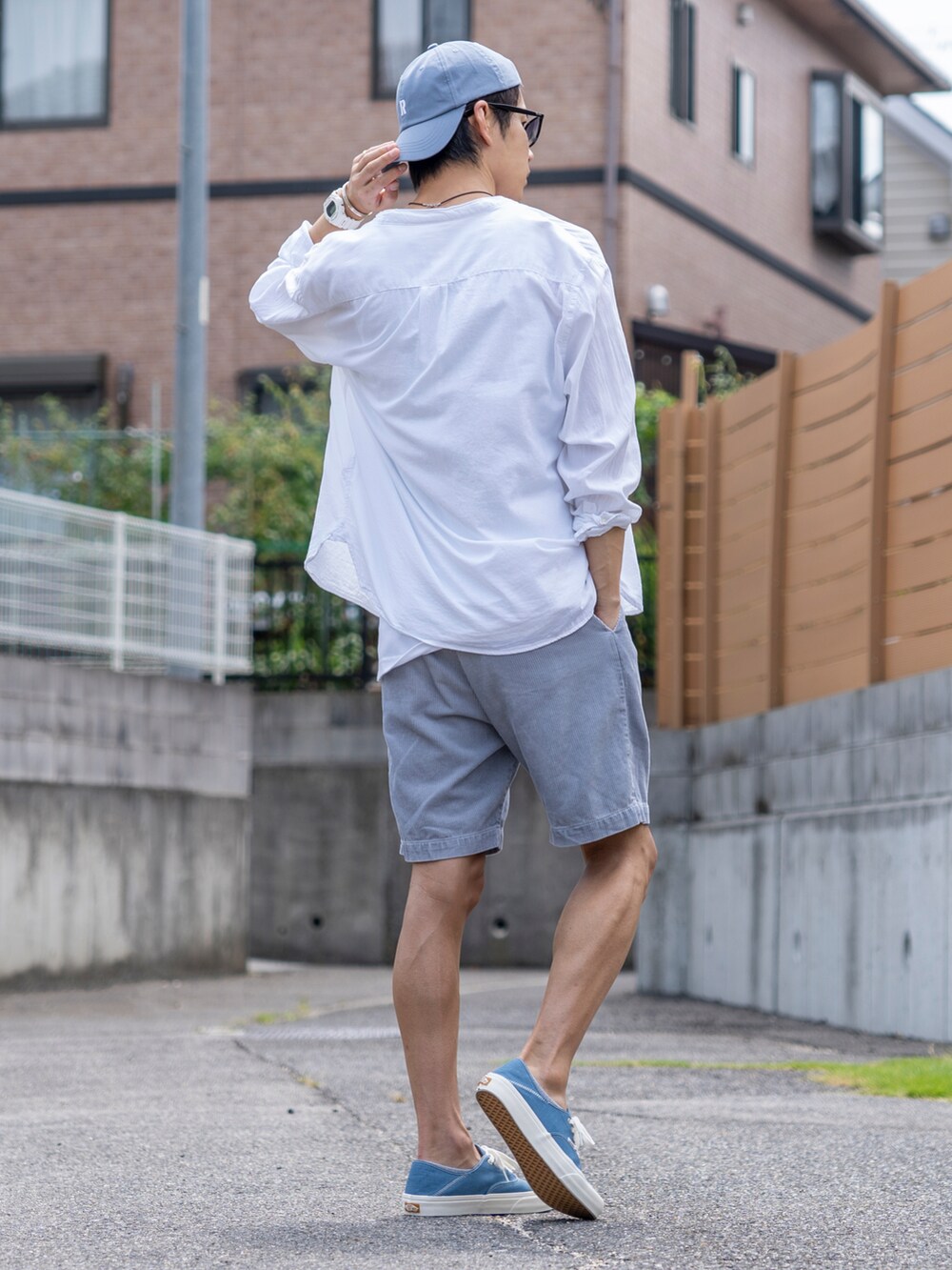 ホワイト系のシャツ/ブラウス、グレー系のタンクトップ、ブルー系のその他パンツを着用したメンズの夏コーディネートの2枚目の写真