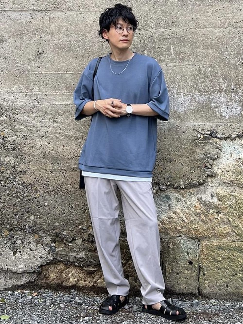 ブルー系のTシャツ/カットソー、ブラック系のショルダーバッグ、グレー系のタンクトップを着用したメンズの夏コーディネートの2枚目の写真