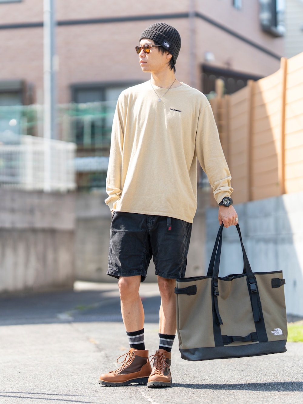 その他のTシャツ/カットソー、ブラック系のその他パンツ、グリーン系のトートバッグを着用したメンズの秋コーディネートの2枚目の写真